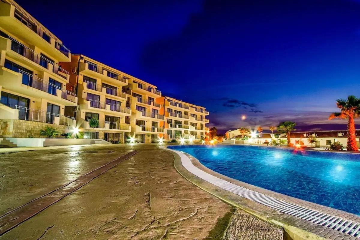 Sunset Poolside Retreat Blueh Apartment Budva