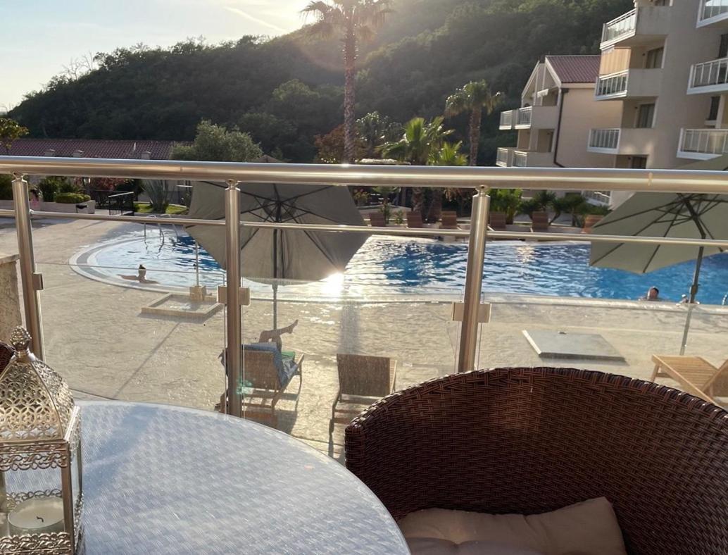 Sunset Poolside Retreat Blueh *